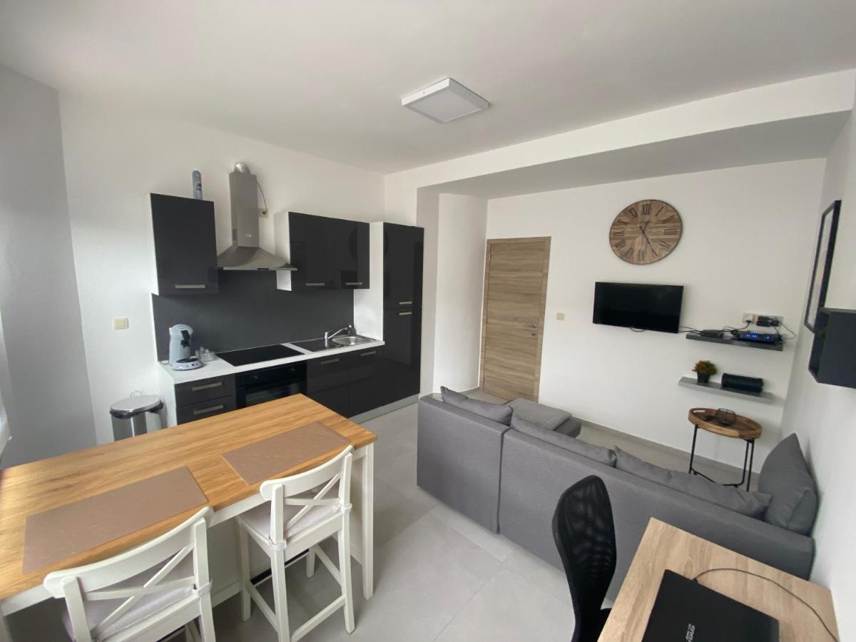 1-C Superbe Appartement Tres Calme Et Bien Decore Charleroi Eksteriør billede